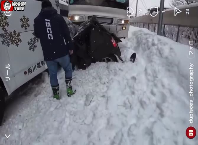 Video :Shock - a bus that slides aimlessly on the snow pushes a driver